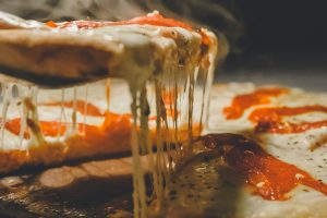 Tutti i numeri della pizza, settore da 15 miliardi di fatturato: se ne sfornano 8 milioni al giorno