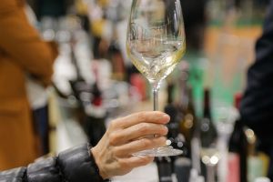 Vino e fiere: per gli italiani Vinitaly è la certezza. Ma tra WineParis e Prowein si dovrà scegliere