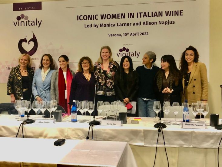 A “Iconic Women In Wine” Marilisa Allegrini, Albiera Antinori, Priscilla Incisa della Rocchetta, Chiara Boschis, Alison Napjus, Steve Kim, Elisabetta Foradori, Elena Fucci e Arianna Occhipinti