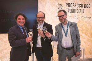 “Tutti in piedi sul divano”, con un calice di vino: un brindisi con Guido Meda, voce della MotoGp