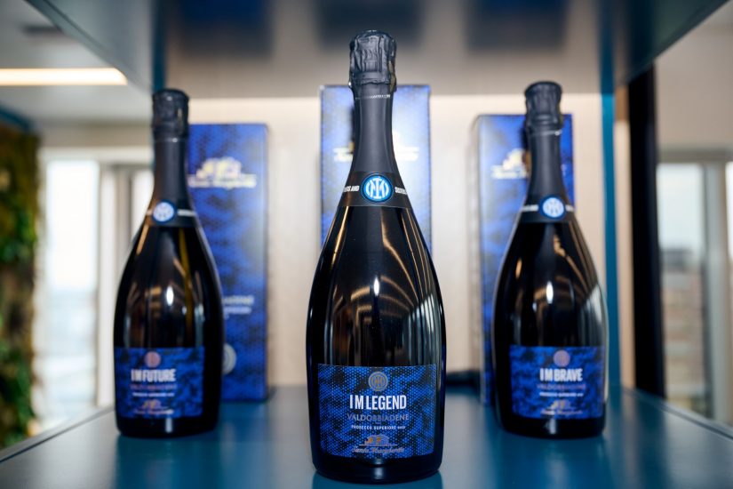 Le etichette firmate Santa Margherita e Inter (Photo by Mattia Ozbot - Inter/Inter via Getty Images)