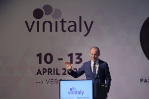 Il Prosecco brinda a numeri record, ma sul “Prosek” va all’attacco. Zaia: “quel nome va tolto”