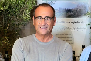 Parlando di vino, di olio e di “educazione alimentare” con Carlo Conti, stella della tv italiana Parlando di vino, di olio e di “educazione alimentare” con Carlo Conti, stella della tv italiana
