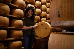 Come si produce il Parmigiano Reggiano Dop? Per i foodies e i bambini, tornano i &ldquo;Caseifici Aperti&rdquo;