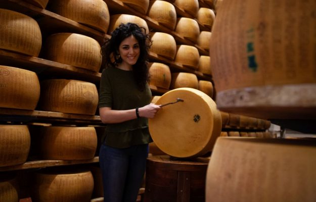 Come si produce il Parmigiano Reggiano Dop? Per i foodies e i bambini