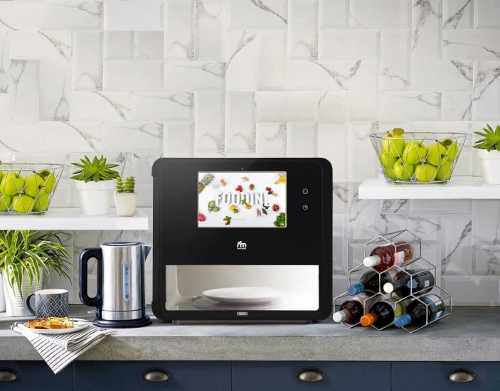Microwave the kitchenware home appliance isolated in the kitchen interior; Shutterstock ID 662433601; Ordine di acquisto: -; Partita IVA : -