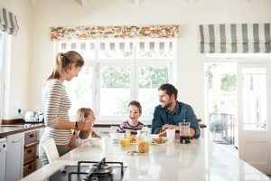 La colazione degli italiani? A casa con caffè, latte e biscotti. Ma anche frutta, miele e marmellata