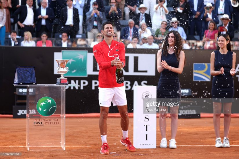 Novak Djokovi festeggia la vittoria degli Internazionali di Roma con le bollicine dell’Asti (Photo by Alex Pantling/Getty Images)