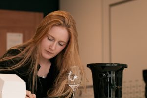 La crescita delle donne nel mondo del vino, celebrata dal concorso parigino “Feminalise”