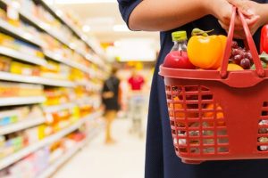 Più prodotti “primo prezzo”, meno carne e pesce: gli italiani si difendono così dal “caro prezzi”