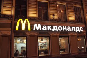 Guerra: Mc Donald&rsquo;s vende in ristoranti in Russia, mentre gli hacker ucraini attaccano &ldquo;l&rsquo;alcol&rdquo;