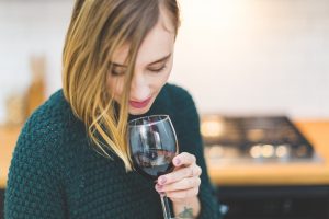 Cosa chiedono i consumatori ai produttori di vino? Di garantire il benessere sociale ed ambientale Cosa chiedono i consumatori ai produttori di vino? Di garantire il benessere sociale ed ambientale