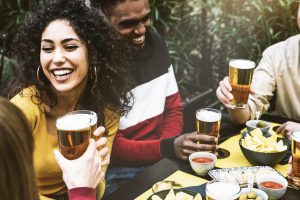 Meno aperitivo all’italiana e più tradizione spagnola: la birra è la bevanda del post-lockdown