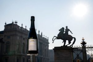 L’Alta Langa va in città, e le bollicine metodo classico abbracciano il design