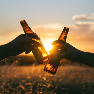 La bevanda della leggerezza e della convivialità? La birra batte il vino e lo spumante
