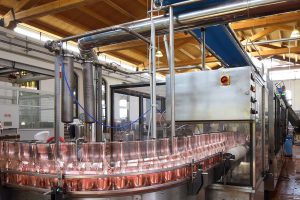 Bottega, production stops because of a lack of glass. And that’s why “returnable bottles” come back