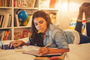 Gli esami di maturit&agrave; si affrontano anche a tavola: gli alimenti vincenti nelle maratone di studio