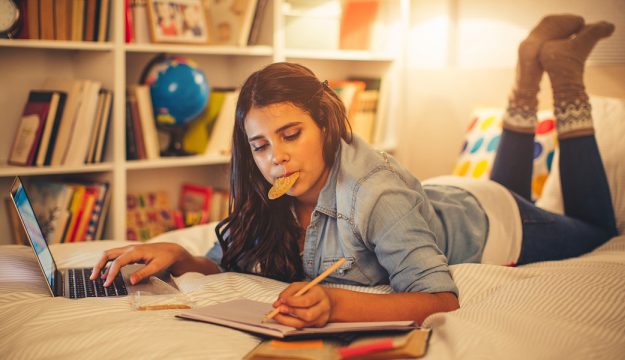 Aspettando l&rsquo;esame di Maturit&agrave;, 3 studenti su 4 &ldquo;mangiano dolce&rdquo; per aiutare la concentrazione