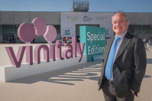 Veronafiere e Vinitaly: Giovanni Mantovani, dopo 25 anni, lascia l’incarico da direttore generale