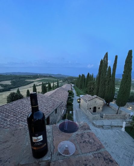 L’antico Castello Banfi circondato dai vigneti di Brunello