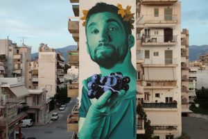 Il Dioniso “contemporaneo” è un murales, firmato da Mon Devane su un palazzo di Patrasso