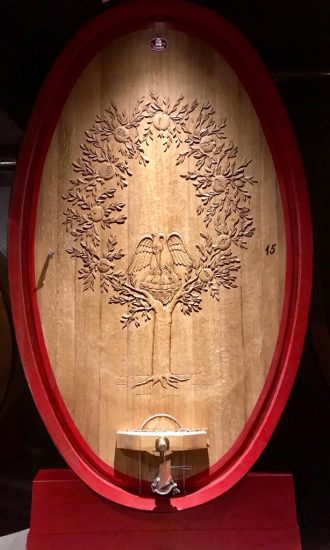 Una botte decorata della cantina Quintarelli, griffe e icona assoluta della Valpolicella