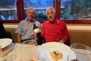 Gustav Thöni sciabola con un suo sci il Trentodoc di Francesco Moser brindando a una nuova “impresa”