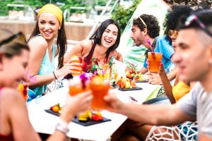 Senza orari e senza regole: ecco come cambia in estate il rito dell’aperitivo Senza orari e senza regole: ecco come cambia in estate il rito dell’aperitivo