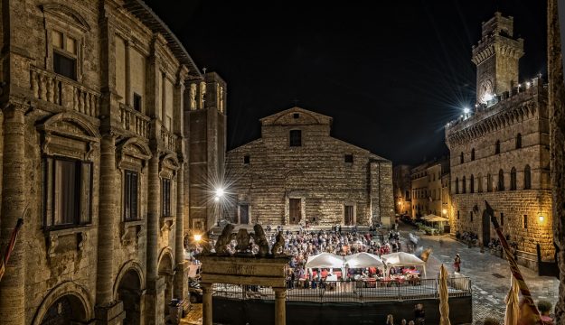 Montepulciano brinda a Francesco Redi nel cuore della rinascimentale Piazza Grande