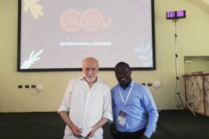 La svolta epocale di Slow Food: Carlo Petrini, il fondatore, lascia la presidenza ad Edward Mukiibi