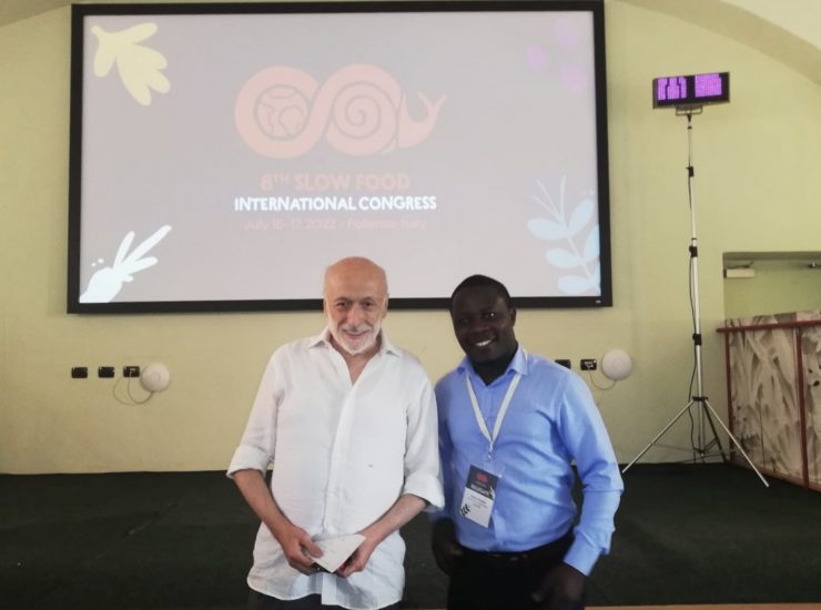 Slow Food: Carlo Petrini, il fondatore, lascia la presidenza ad Edward Mukiibi