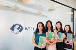 Cina, i lockdown rallentano il ritorno alla normalità. Mentre Pechino dà il bentornato al Wset