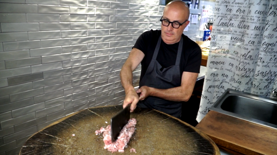 La salsiccia al ceppo di Linguaglossa preparata dai Pennisi