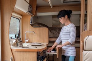 Preparare un buon piatto nella &ldquo;mini&rdquo; cucina di un camper si pu&ograve;. Ecco i consigli degli chef