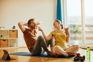 Il segreto per perdere peso? Ascoltare il suono della masticazione e tenere la tv spenta