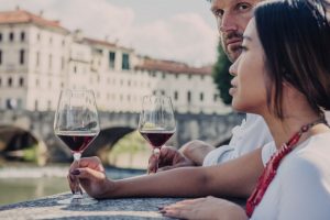Bentornati in Italia, grazie al buon cibo ed al vino che riportano il turismo ai livelli pre-Covid
