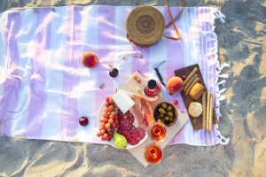 L’inflazione fa tornare di moda il pranzo al sacco in spiaggia: le insalate sono il piatto “must”