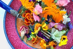 Fiori che si mangiano, dall’uso dei grandi cuochi del passato come Apicio alla “moda” del foraging Fiori che si mangiano, dall’uso dei grandi cuochi del passato come Apicio alla “moda” del foraging
