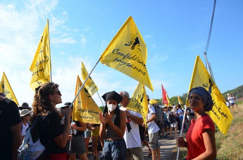 La protesta dei contadini provenzali contro LVMH