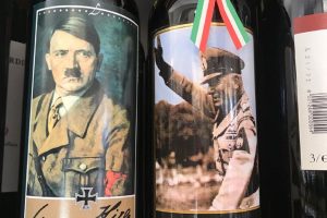 Non è mai troppo tardi: dal 2023 via dagli scaffali i vini con Mussolini ed Hitler in etichetta