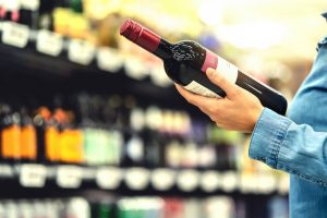 Nel 2022 le vendite di vino in Gdo lasciano sul terreno il 4,6%, e chiudono a 2,86 miliardi di euro
