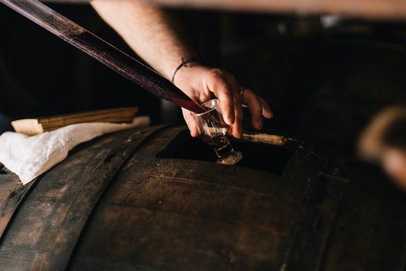 Il suggestivo momento dell’assaggio (Ph. Consorzio Tutela Aceto Balsamico di Modena)
