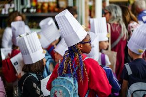 Slow Food: cambiamo le mense scolastiche, a cui ogni giorno in Italia mangiano 2 milioni di giovani Slow Food: cambiamo le mense scolastiche, a cui ogni giorno in Italia mangiano 2 milioni di giovani