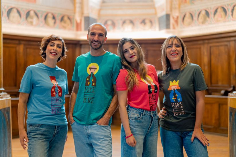 “Pace e bere”, le T-shirt artistiche di Marco Caprai, a Montefalco, nella terra del Sagrantino