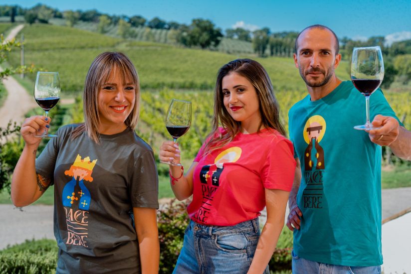 “Pace e bere”, le T-shirt artistiche di Marco Caprai, a Montefalco, nella terra del Sagrantino