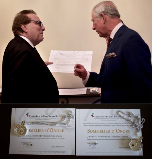 Franco Ricci, patron di Fis, consegna a Carlo III il titolo di Sommelier onorario