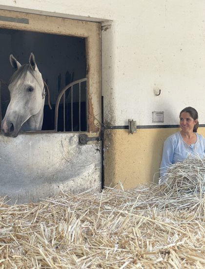 Priscilla Incisa della Rocchetta nella scuderia di Tenuta San Guido