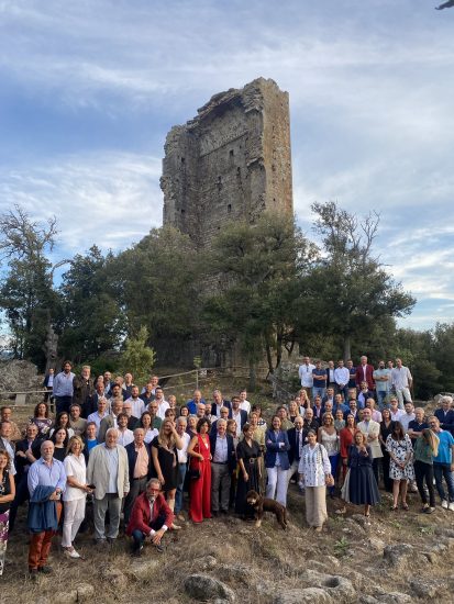 I produttori di Bolgheri sotto la torre della famiglia Della Gherardesca