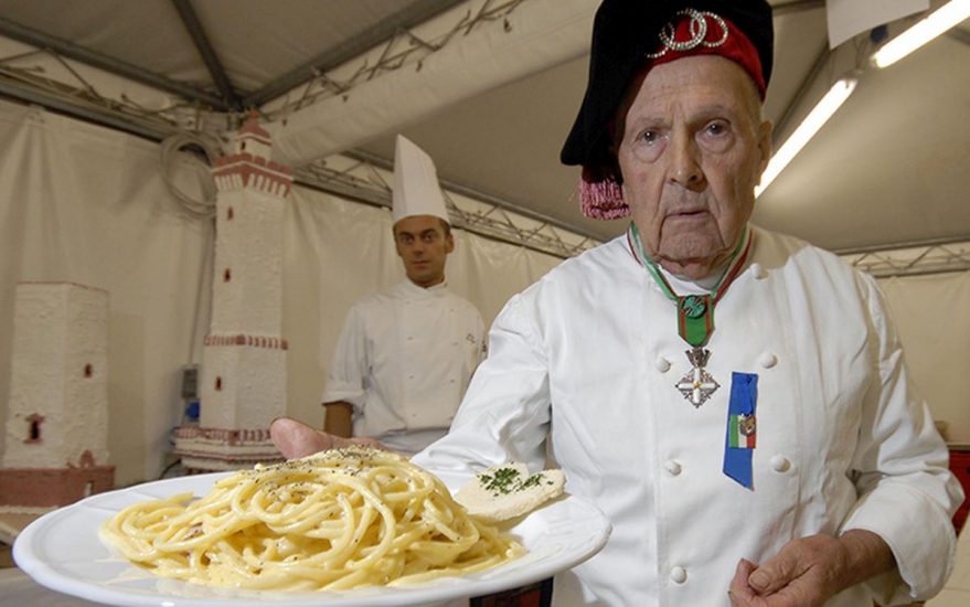 RICCIONE - VILLA MUSSOLINI - RIEVOCAZIONE STORICA CON LO CHEF RENATO GUALANDI IDEATORE DELLA RICETTA SPAGHETTI ALLA CARBONARA (GALLINI / IPA, RICCIONE - 2008-09-21) p.s. la foto e’ utilizzabile nel rispetto del contesto in cui e’ stata scattata, e senza intento diffamatorio del decoro delle persone rappresentate