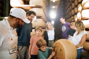 Nel distretto del Parmigiano Reggiano torna l’appuntamento con “Caseifici Aperti” (1-2 ottobre)